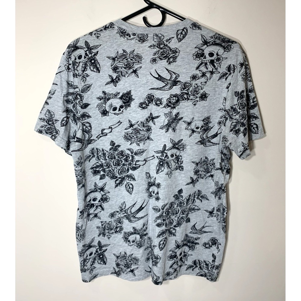 Guess‎ Graphic T-Shirt Mens Medium Gray Skull Roses V-Neck - Picture 3 of 9